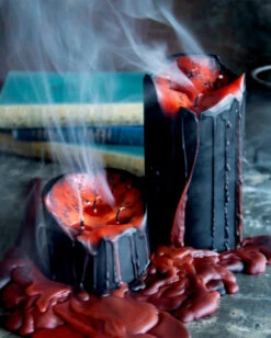 Schwarze Stumpenkerze Mit Vampir Blut 7,5cm 8 Schwarze Stumpenkerze Mit Vampir Blut 7,5cm -Halloween Dekorations Geschäft blutende schwarze vampir stumpenkerze black vampire pillar candle with blood tears 50663 03