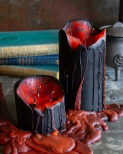 Schwarze Stumpenkerze Mit Vampir Blut 7,5cm 9 Schwarze Stumpenkerze Mit Vampir Blut 7,5cm -Halloween Dekorations Geschäft blutende schwarze vampir stumpenkerze black vampire pillar candle with blood tears 50663 041