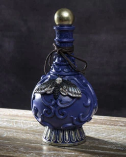 Giftflasche Mit Totenschädel Motte 23cm 11 Giftflasche Mit Totenschädel Motte 23cm -Halloween Dekorations Geschäft giftflasche mit totenkopf motte poision bottle with skull moth halloween tischdekoration gothic deko 54736 05