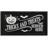 "Tricks And Treats Served Here" Halloween Wandbild 41cm 2 "Tricks And Treats Served Here" Halloween Wandbild 41cm -Halloween Dekorations Geschäft graviertes tricks and treats served here holzschild 41cm wood tricks and treats served here engraved wall sign 54245