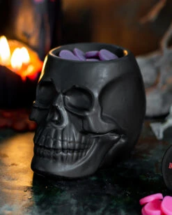 Schwarzer Totenschädel Duftöl Teelichthalter -Halloween Dekorations Geschäft schwarzer totenkopf duftoel teelichthalter schwarzer totenschaedel duftoel halter black skull oil burner tealight holder 50821 04