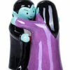 Vampir Paar Salz & Pfefferstreuer -Halloween Dekorations Geschäft vampir paerchen salz und pfefferstreuer hugging vampire salt and pepper shaker halloween tischdeko 51394 01